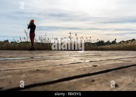 Silhouette einer Frau ein Foto mit Ihrem Handy aus eine mediterrane Landschaft. Stockfoto