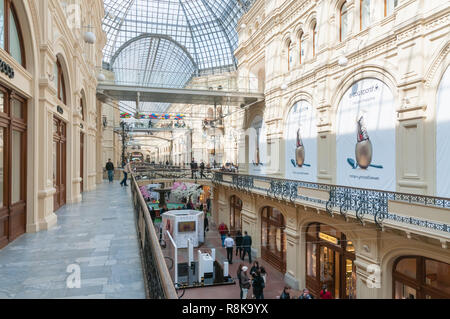 Moskau/Russland - März 11, 2009 - Innenraum des GUM in Moskau, Stege und Balkone. Gummi (Main universal Store) ist der Name der wichtigsten abweichen Stockfoto