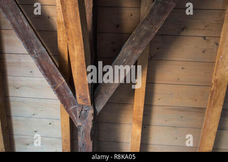Innenansicht eines hölzernen Dachkonstruktion, Nahaufnahme Holzstruktur Stockfoto
