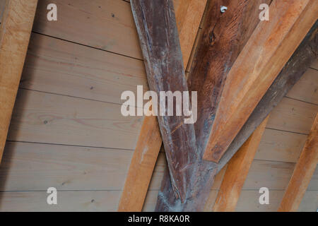 Innenansicht eines hölzernen Dachkonstruktion, Nahaufnahme Holzstruktur Stockfoto