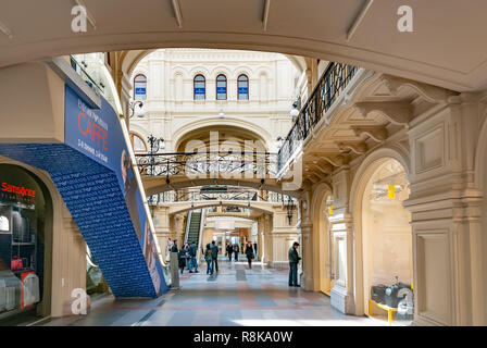 Moskau/Russland - März 11, 2009 - Blick in das Innere des GUM in Moskau. Gummi (Main universal Store) ist der Name der größten Kaufhaus in m Stockfoto