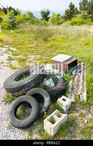 Alte reifen in der Natur durch respektlose Menschen Linken, die in der italienischen Landschaft Stockfoto