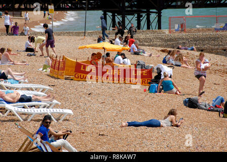 Gruppe der Rettungsschwimmer am Strand von Brighton, East Sussex, England Stockfoto