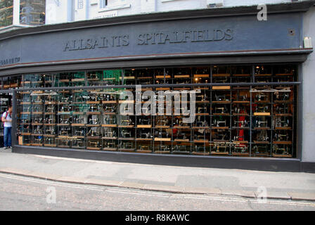 Allsaints Spitalfields, East Street, Brighton, East Sussex, England, mit Anzeige von zahlreichen Nähmaschinen im Fenster Stockfoto