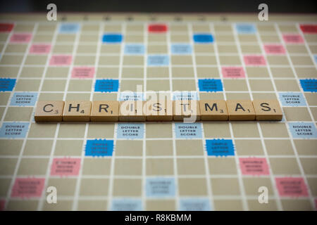 WOODBRIDGE, NEW JERSEY, November 9, 2018: Scrabble Tiles, buchstabieren Sie das Wort Weihnachten auf einen Jahrgang spiel brett Stockfoto