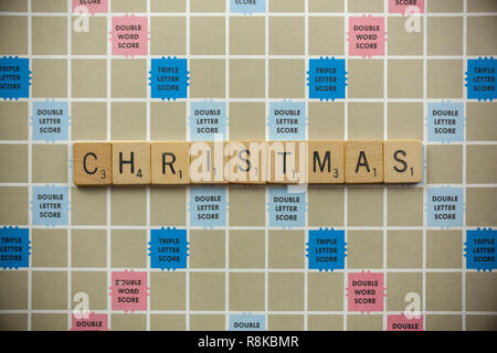 WOODBRIDGE, NEW JERSEY, November 9, 2018: Scrabble Tiles, buchstabieren Sie das Wort Weihnachten auf einen Jahrgang spiel brett Stockfoto