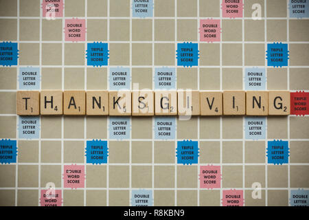 WOODBRIDGE, NEW JERSEY, November 9, 2018: Scrabble Tiles, buchstabieren Sie das Wort Thanksgiving auf einem Vintage spiel brett Stockfoto