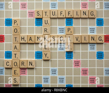 WOODBRIDGE, NEW JERSEY, November 9, 2018: Scrabble Tiles, buchstabieren Sie verschiedene Thanksgiving Nahrungsmittel auf einer vintage Board Stockfoto