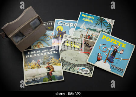 WOODBRIDGE, NEW JERSEY, November 9, 2018: Vintage View Master Rollen mit Viewer auf schwarzem Hintergrund Stockfoto