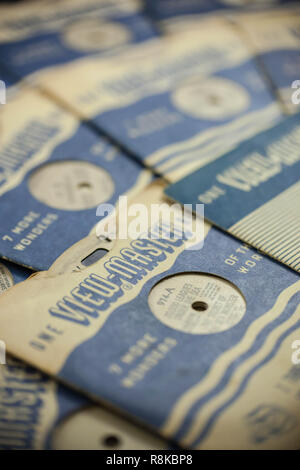WOODBRIDGE, NEW JERSEY, November 9, 2018: Vintage White und Blue View Master Hüllen mit einer Vielzahl von Rollen Stockfoto