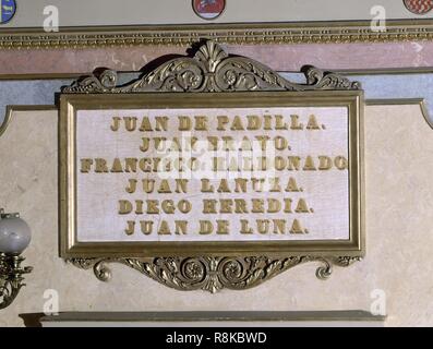 LAPIDA EN RECUADRO CON INSCRIPCION DE PERSONAJES ILUSTRES ENCIMA DE LA PUERTA DEL SALON DE SESIONES DEL CONGRESO DE LOS DIPUTADOS. Lage: CONGRESO DE LOS DIPUTADOS - Interieur. MADRID. Spanien. Stockfoto