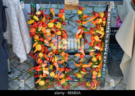 Mischung aus bunten frischen Paprika, auf einem Markt in Cacela Velha, Algarve, Portugal verkauft. Stockfoto