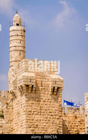 Turm Davids, die alte Stadtmauer und israelische Flagge in Jerusalem, Israel fliegen Stockfoto