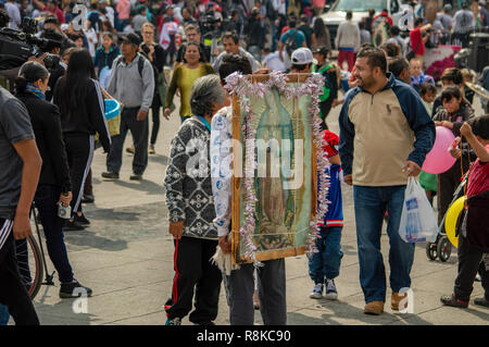 Ein Bild der Jungfrau Maria durch ein Pilger auf dem Weg in die Basilika Unserer Lieben Frau von Guadalupe in Mexiko City, Mexiko Stockfoto