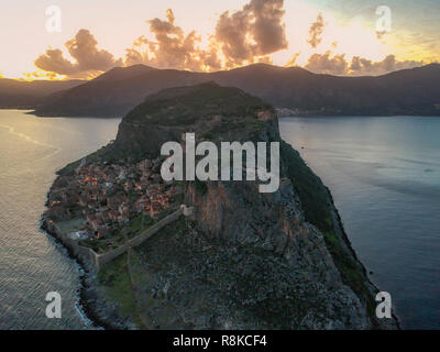 Beeindruckende Sicht auf die großen Felsen von Monemvasia Insel und der mittelalterlichen "castletown" in Lakonien gegen einen tiefen blye Himmel. Stockfoto