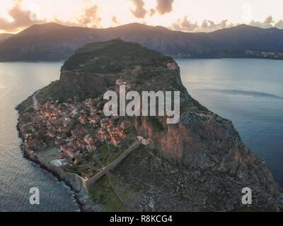 Beeindruckende Sicht auf die großen Felsen von Monemvasia Insel und der mittelalterlichen "castletown" in Lakonien gegen einen tiefen blye Himmel. Stockfoto