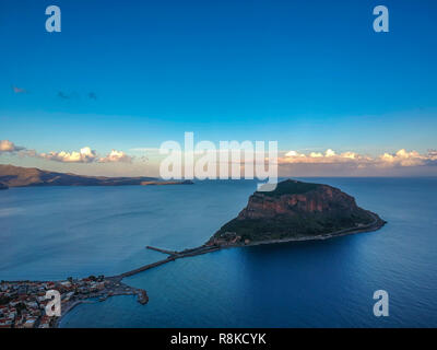 Atemberaubende Luftaufnahmen Panorama des mittelalterlichen befestigten Stadt von Monemavasia bei Sonnenuntergang. Majestätische Szenerie über die malerischen alten Stadt. Stockfoto
