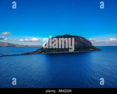 Atemberaubende Luftaufnahmen Panorama des mittelalterlichen befestigten Stadt von Monemavasia bei Sonnenuntergang. Majestätische Szenerie über die malerischen alten Stadt. Stockfoto