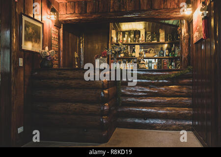 Authentisches Interieur, rustikalen Bar aus Holz mit verschiedenen Getränken "Geister" im Hotel, Campos Jordao, Staat Sao Paulo, Brasilien tun Stockfoto