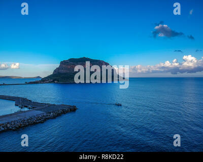 Atemberaubende Luftaufnahmen Panorama des mittelalterlichen befestigten Stadt von Monemavasia bei Sonnenuntergang. Majestätische Szenerie über die malerische alte Stadt Stockfoto