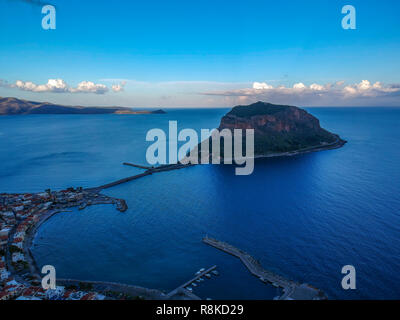 Atemberaubende Luftaufnahmen Panorama des mittelalterlichen befestigten Stadt von Monemavasia bei Sonnenuntergang. Majestätische Szenerie über die malerischen alten Stadt. Stockfoto