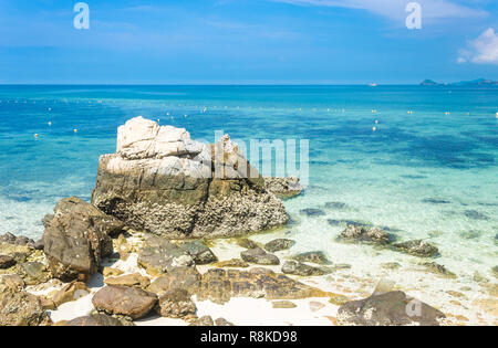 Tropische Insel Felsen am Strand mit blauer Himmel. Koh Kham Pattaya Thailand. Stockfoto