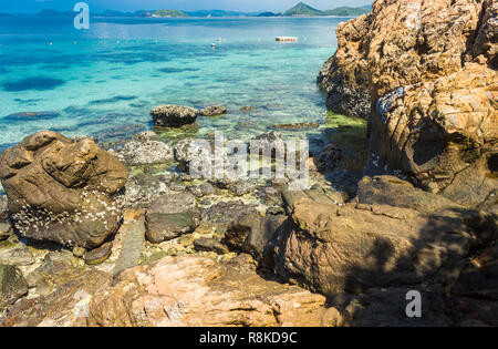 Tropische Insel Felsen am Strand mit blauer Himmel. Koh Kham Pattaya Thailand. Stockfoto