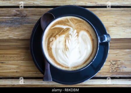 Kaffeetasse mit Morgensonne auf Holz Tisch Hintergrund Stockfoto