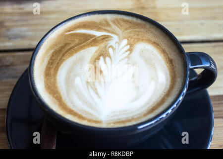 Kaffeetasse mit Morgensonne auf Holz Tisch Hintergrund Stockfoto