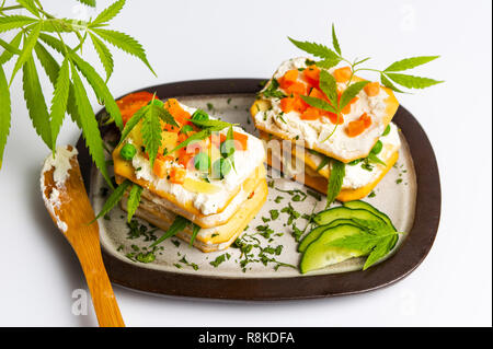 Sandwiches mit Marihuana Blätter und Gemüse auf Weiß Stockfoto