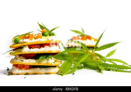 Sandwiches mit Marihuana Blätter und Gemüse auf Weiß Stockfoto
