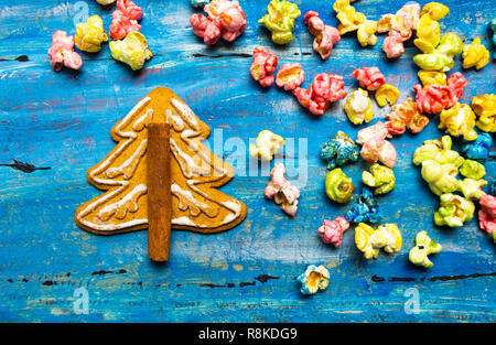 Weihnachtsbaum Cookie und bunten popcorn Tischplatte Stockfoto