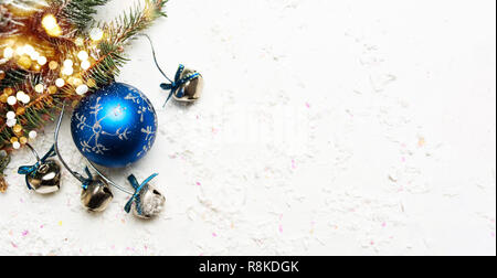 Blau Weihnachten Dekorationen auf Schnee Hintergrund banner Stockfoto