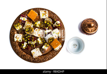 Verschiedene arabische Spezialitäten auf einer Kupferplatte isoliert auf weißem Stockfoto