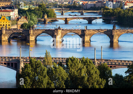 Der Karlsbrücke, dem Wahrzeichen für Menschen oder Touristen, die reisen wollen, und die Schicht der Brücke über den Fluss und die Prager Altstadt von Antenne oder der Ansicht von oben an P Stockfoto