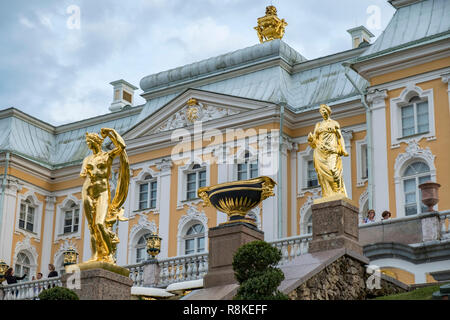 Das Schloss Peterhof ist eine Reihe von Palästen und Gärten in Petergof, Sankt Petersburg, Russland, von Peter dem Großen als direkte bzw. Auftrag entfernt Stockfoto