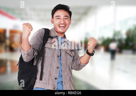 Foto Bild Porträt eines erfolgreichen cute jungen asiatischen männliche Kursteilnehmer lächelnd und Übersicht gewinnen Geste, halb Körper, Nahaufnahme, Porträt Stockfoto
