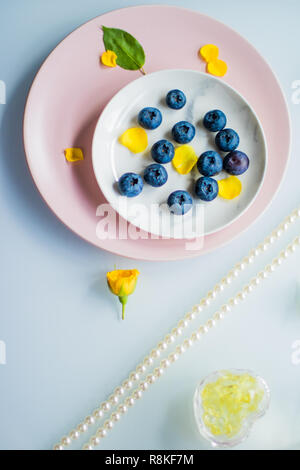 Schöne bluberries - frisches Obst und gesunde Ernährung gestaltete Konzept Stockfoto