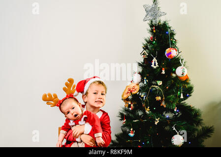 Kleinkind und Baby, Geschwister getarnt als Weihnachten, urlaub Konzept Stockfoto