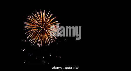 Jubiläum und Festival Feuerwerk am Nachthimmel mit schwarzem Hintergrund und Kopieren. Stockfoto