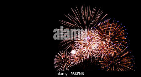Festival und Jahrestag Feuerwerk am schwarzen Himmel bei Nacht mit schönen Hintergründen. Stockfoto