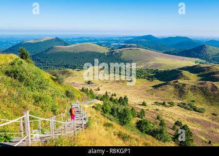 Frankreich, Puy-de-Dome, UNESCO-Weltkulturerbe, Naturpark der Vulkane der Auvergne, Panoramablick über die Chaîne des Puys von den Ziegen trail gehen auf den Gipfel des Puy de Dome (alt: 1465 m) Stockfoto