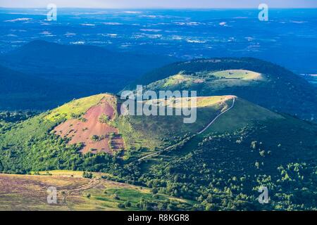 Frankreich, Puy-de-Dome, UNESCO-Weltkulturerbe, Naturpark der Vulkane der Auvergne, Panoramablick über die Chaîne des Puys aus dem Puy de Dome (alt: 1465 m), Puy Pariou im Vordergrund Stockfoto