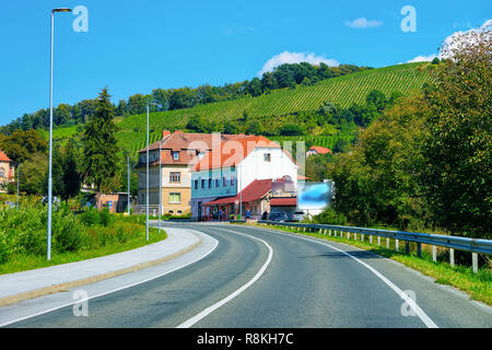 Wohnhäuser entlang der Straße in der Straße von Maribor in Slowenien. Stockfoto