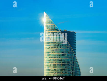 Moderne Office Business Wolkenkratzer in Riga in Lettland. Am Morgen Stockfoto