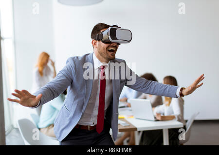 Geschäftsmann, Team Training übung während Team mit VR-Brille im Bürogebäude Seminar Stockfoto