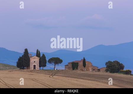 Italien, Toskana, Val d'Orcia als Weltkulturerbe von der UNESCO, auf dem Land in der Nähe von Pienza, Kapelle Cappella della Madonna di Vitaleta Stockfoto