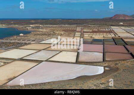 Spanien, Kanarische Inseln, Lanzarote Insel, Südwestküste, Las Salinas de Janubio (Salines de Janubio) Stockfoto