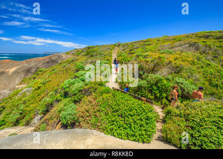 Dänemark, Western Australia - Dec 30, 2017: Menschen zu Fuß entlang der Treppe von grünen Pool zu Elephant Cove Beach in William Bay National Park, WA. Beliebte Elefant Felsen in Albany Region. Stockfoto