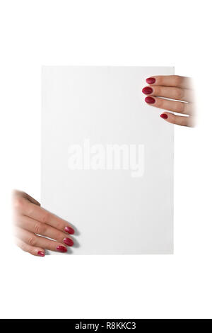 Woman's Hände halten ein leeres Blatt Papier auf weißem Hintergrund Stockfoto